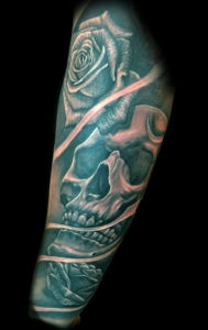 skull and roses black and grey tattoo